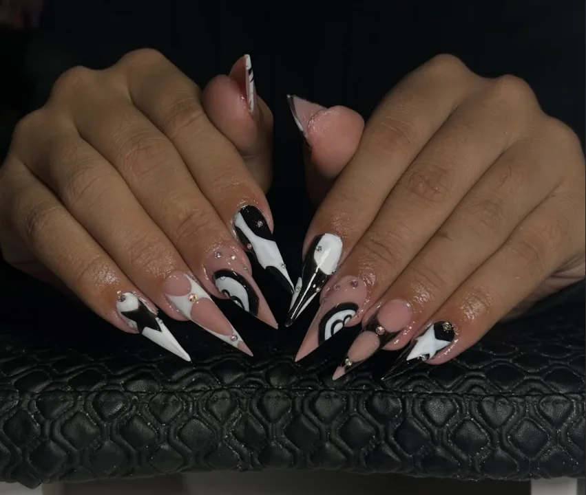 Alongamento com arte em preto, branco e nude, feito por Isabelly Ribeiro